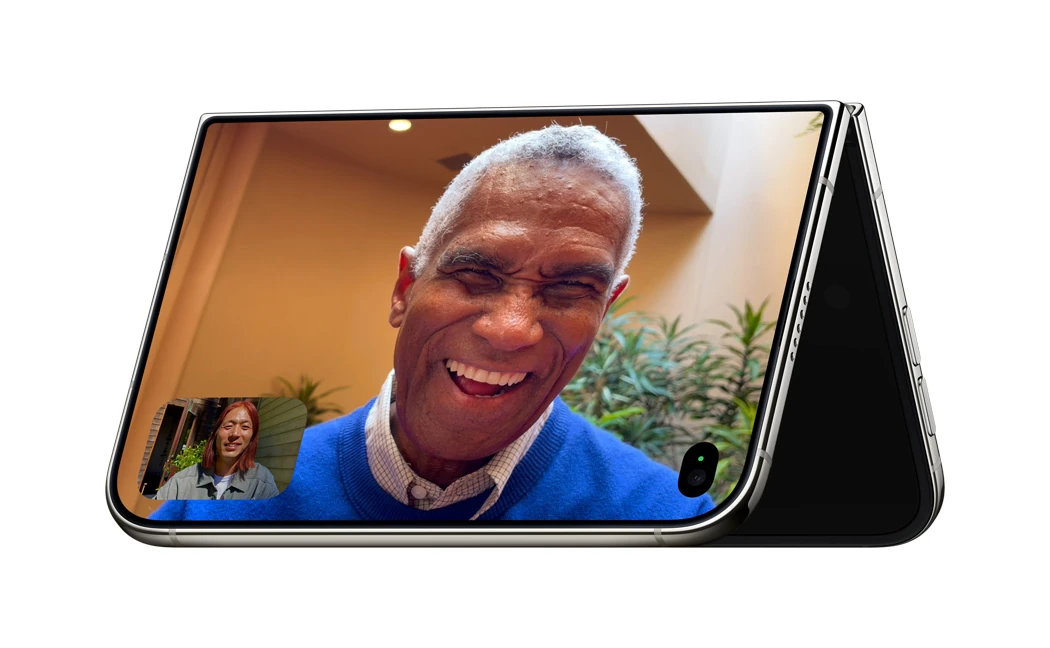 iPhone Duo: First Impressions Praise Display, But Highlight Several Compromises
