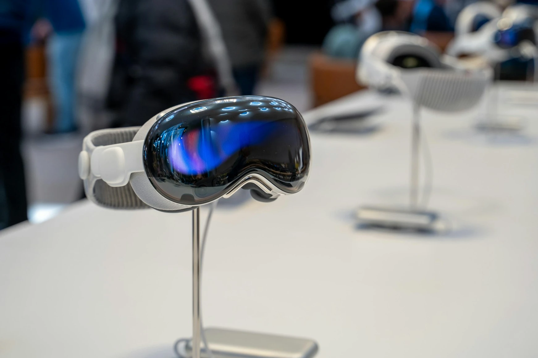 Apple Restructures Teams, Implementing Cuts in Vision Pro and Siri Departments